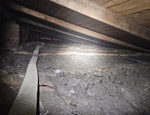 Zateplení stropu rodinného domu pomocí foukané izolace